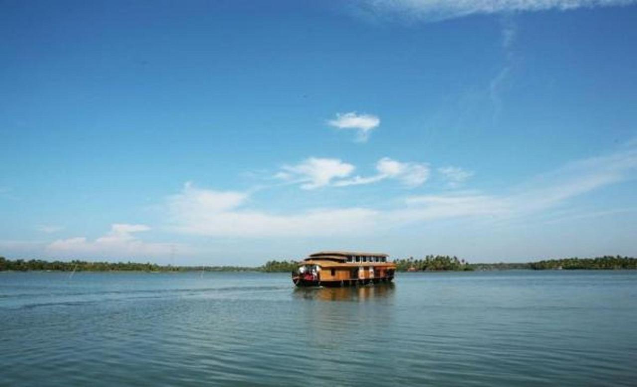 Regant Lake Village, Kollam. Chavara Luaran gambar